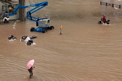 12 dead in flooded subway as downpours hit central China
