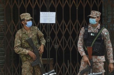 Pakistan tightens borders as Covid-19 cases soar