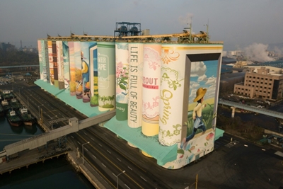 Silo transforms into world's largest mural