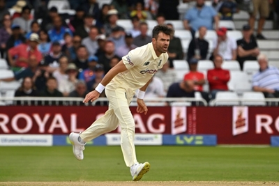 Rain delays second Test toss as England wait on Anderson's fitness 