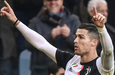 Ronaldo penalty double sends Juventus six-points clear