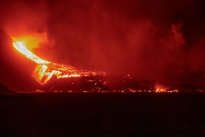 Lava from Canaries eruption covers huge area at sea