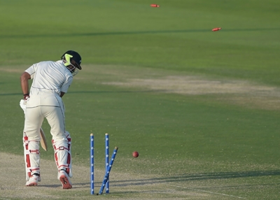 Pakistan make confident start in first Test run chase 