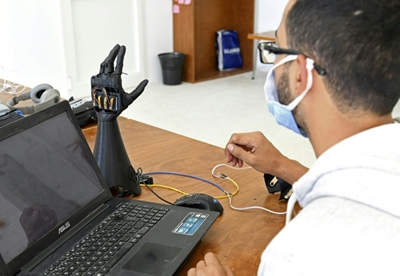 Tunisian startup 3D prints solar-powered bionic hands