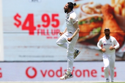 India roar back with four wickets after Australia's flying start