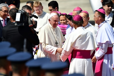 Pope lands in Thailand to kick off two-country Asian tour
