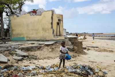 Benefits of 'drastic' climate action outweigh costs: economists