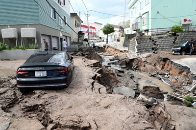 Toll from Japan quake rises to 16 as hopes fade for survivors