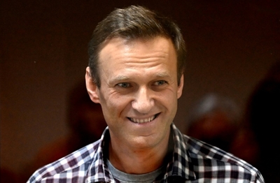 Kremlin critic Navalny begins serving time for parole violation