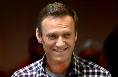 Kremlin critic Navalny begins serving time for parole violation