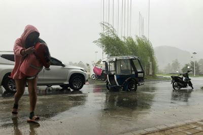 Thousands flee homes as typhoon lashes Philippines 