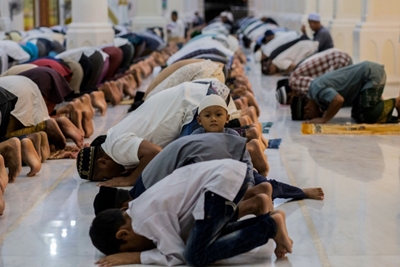 Muslims mark Ramadan with unprecedented virus lockdowns