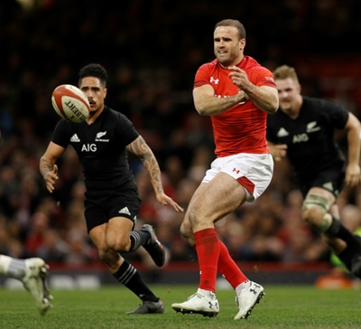 Wales centre Roberts joins Dragons