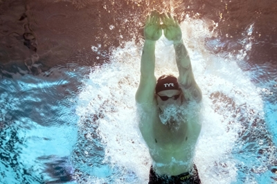 Peerless Peaty crushes 100m breaststroke world record