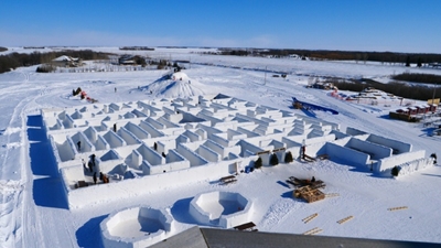 Canadian couple builds world's largest snow maze