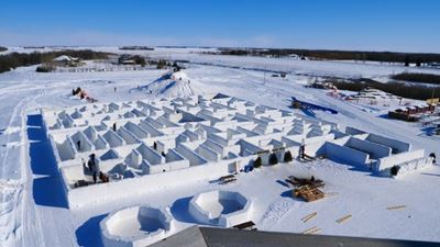 Canadian couple builds world's largest snow maze