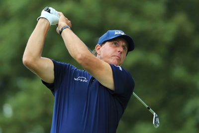 Mickelson almost misses tee time after hotel 'struck by lightning'