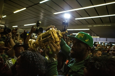 South Africans scream, sing and dance as Springbok heroes return