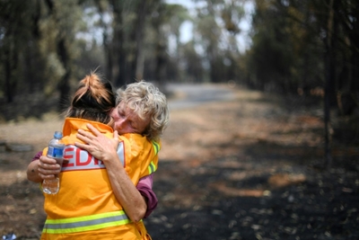 Australia bushfires flare as heatwave brings renewed misery