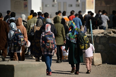 Thousands of Afghans deported from Iran to Taliban rule