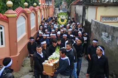 Vietnamese families bury first victims of UK truck tragedy 