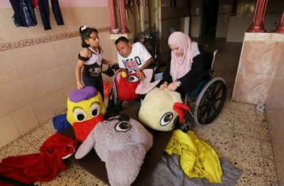 Disabled Gaza couple make dolls to give their children 'decent life'