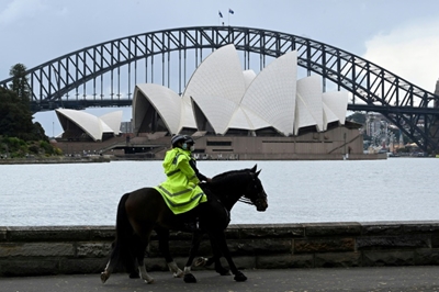 Vaccinated Sydney residents picnic as lockdown rules relaxed