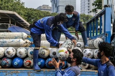 Virus-hit Indonesia orders oxygen for jammed hospitals