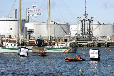 Greenpeace boats block Dutch Shell refinery