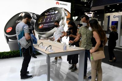Pandemic lifts sales of wearable gadgets