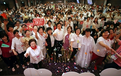 South Korean opposition promotes women's rights... by dropping shorts