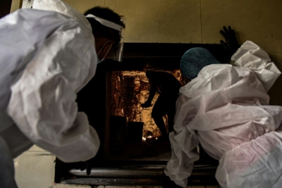'Second tragedy': Cremation traumatises in virus-hit Philippines 