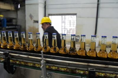Booze battle for Pakistan's drinkers during lockdown and Ramadan