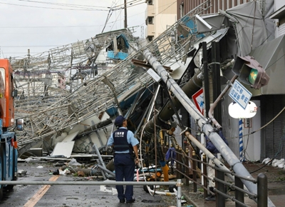 Typhoon: Japan evacuates major airport