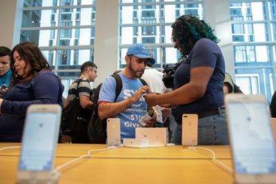 Apple to broaden iPhone lineup with more screen