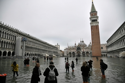 Slash emissions now or miss chance to avert climate disaster: UN