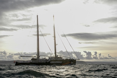 Polish guards board Greenpeace's Rainbow Warrior in coal clash