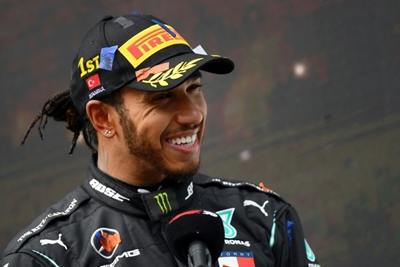 Hamilton signs one-year deal with Mercedes F1 team
