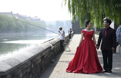 China urges no weddings, short funerals to contain virus