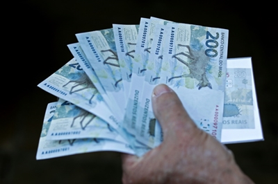 Brazil keeps 2 pct interest rate despite rising inflation