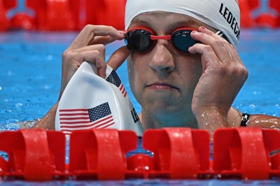 Ledecky bounces back to lead pack into 1500 free final