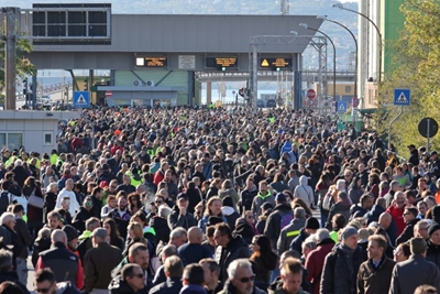 Italian police use water cannon on port protesters
