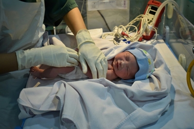US births hit 35-year low, part of larger 'baby bust'