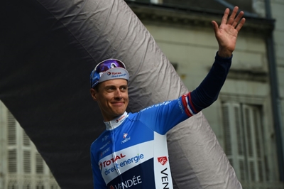 Dutch cyclist Terpstra air-lifted to hospital: report