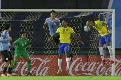 Brazil beat Uruguay as Cavani sent off