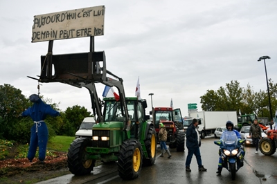 French farmers stage protests as anger boils over