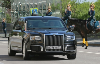 Putin rolls out new Russian limo at inauguration