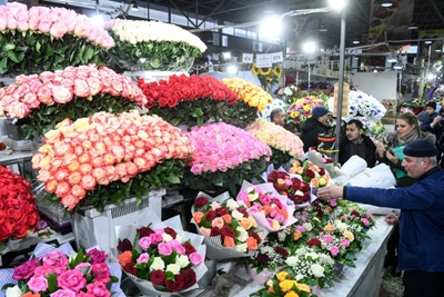Russians splurge on flowers for International Women's Day
