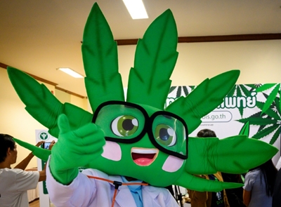 Free handouts of cannabis oil at Bangkok medical marijuana clinic