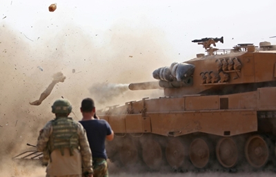 Syrian and Turkish armies in deadly border clash